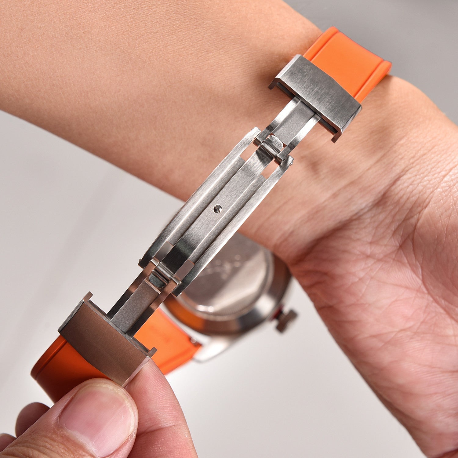 KronoKeeper 弧形可调节橡胶表带，带折叠表扣 - 灰色