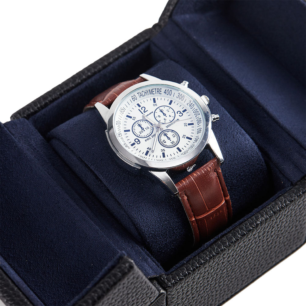 Close-up of a watch in the Oléron case, microfibre lining