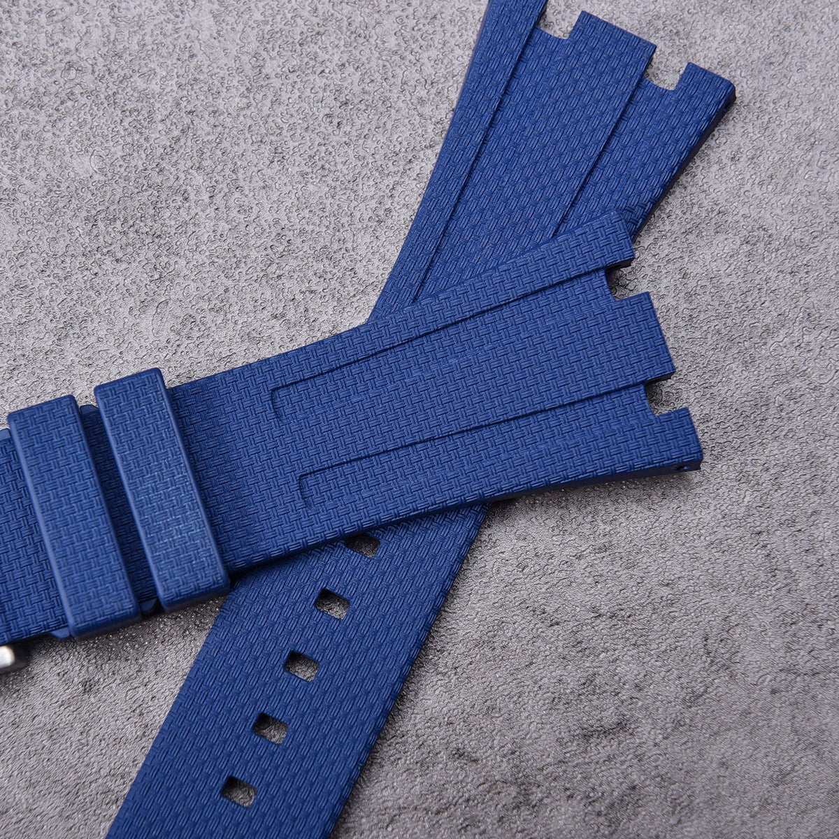 Rubber strap and case for AP x Swatch Blue KronoKeeper – end-link detail